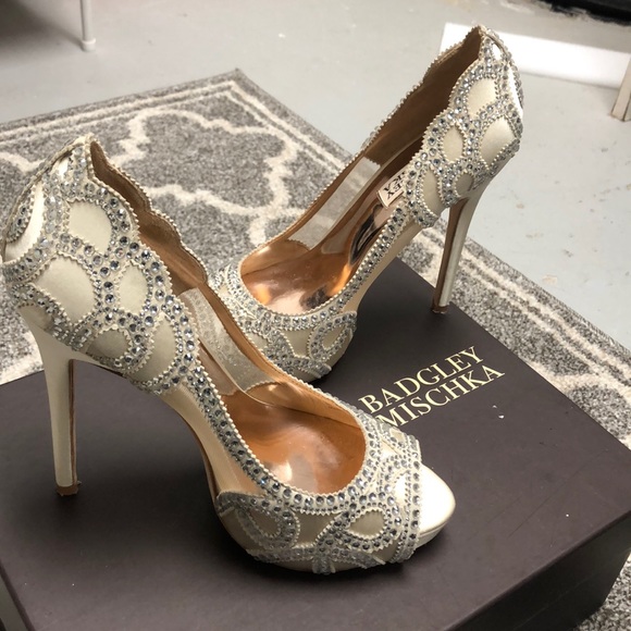 badgley mischka witney embellished peep toe pump